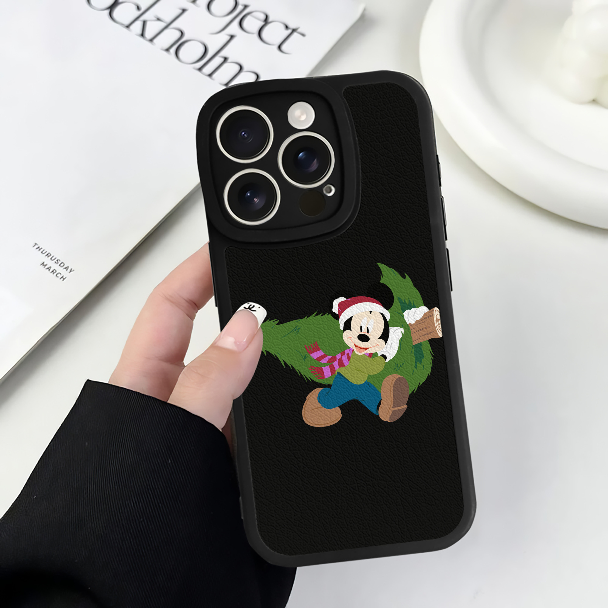 （画像用） ミッキーマウス Mickey Mouse 【iPhone 16シリーズ対応】シリコンスマホケース（レザー調） 材質：シリコン